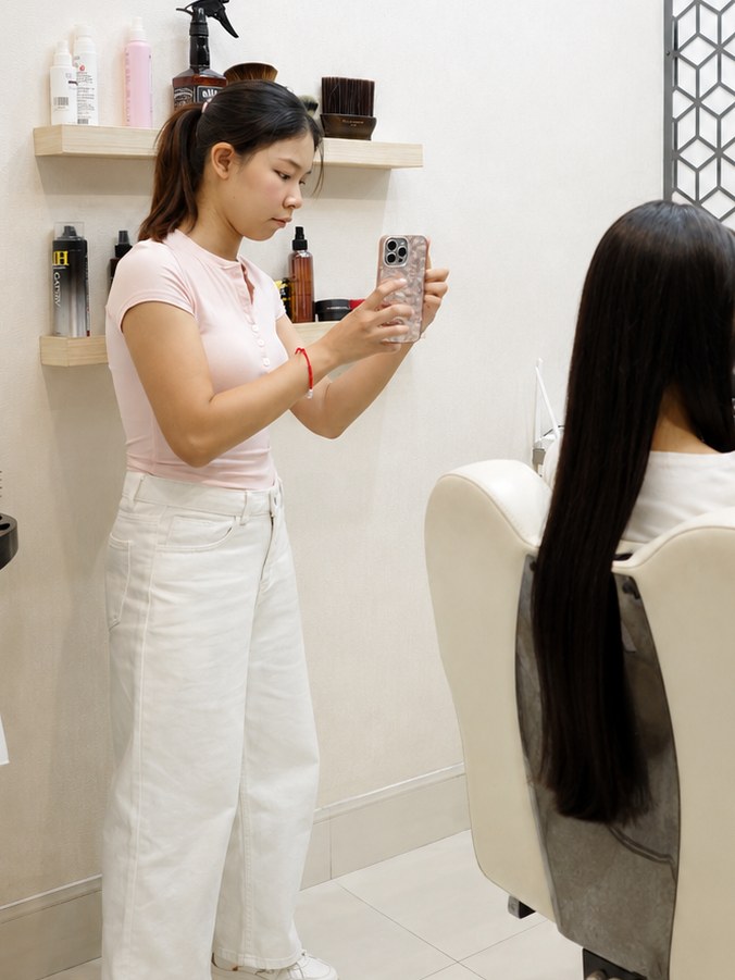 คุณออย คอนเทนต์ครีเอเตอร์ของร้านวิกผม Wewigs Pro กำลังถ่ายทำคลิปแนะนำวิกผมในร้าน พร้อมไฟวงแหวนและไมโครโฟน