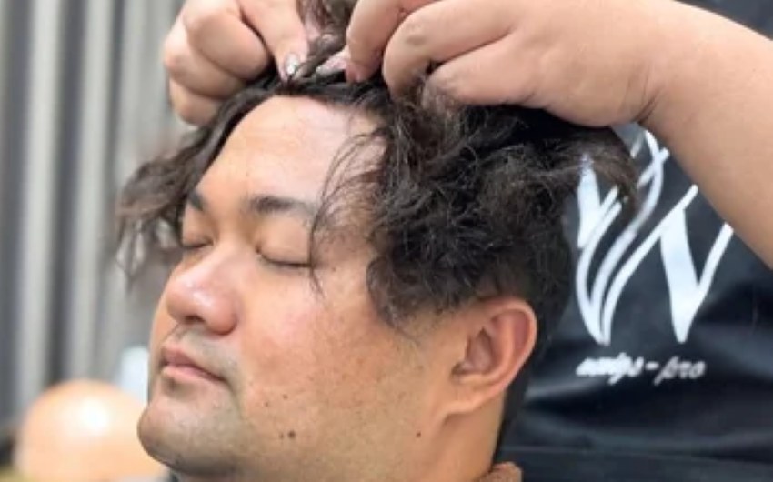ช่างของร้าน Wewigs Pro กำลังตรวจสภาพเส้นผมและหนังศีรษะของลูกค้า ก่อนเลือกแบบวิกผมที่เหมาะสม