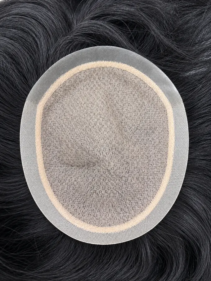 ด้านในของฐานวิกผมชายแบบ Silk Skin ตรงกลางเป็นหนังศีรษะเทียมเนื้อผ้าไหม เห็นขวัญผมเป็นธรรมชาติ