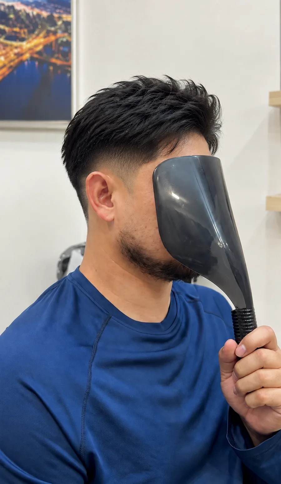 วิกผมทรงดรอปคัท (Drop Cut) ผมสั้นเปิดหน้า ข้างไล่เฟดสั้น ด้านบนเซ็ตเท็กซ์เจอร์ ตัดบนวิกผมแท้ของลูกค้าชาย ร้าน Wewigs Pro จรัญฯ 77