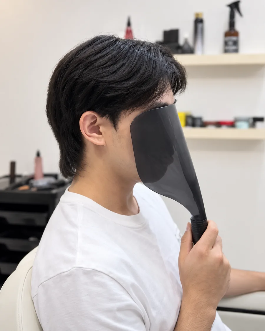 วิกผมทรงมัลเล็ทเกาหลี (Soft Mullet) ด้านหลังยาวคลุมท้ายทอย ต่อกลืนกับผมจริงด้านหลัง มุมด้านข้าง ร้านวิกผมผู้ชาย Wewigs Pro