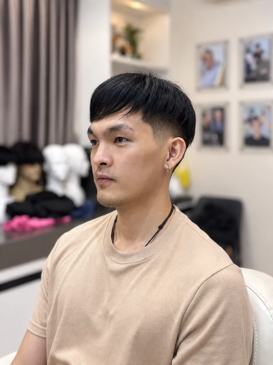 มุมข้างของลูกค้าชายหลังใส่วิกผมแท้และตัดทรง ผมจากชิ้นผมไล่เฟดลงกลืนกับผมจริงด้านข้างจนไม่เห็นรอยต่อ ร้าน Wewigs Pro