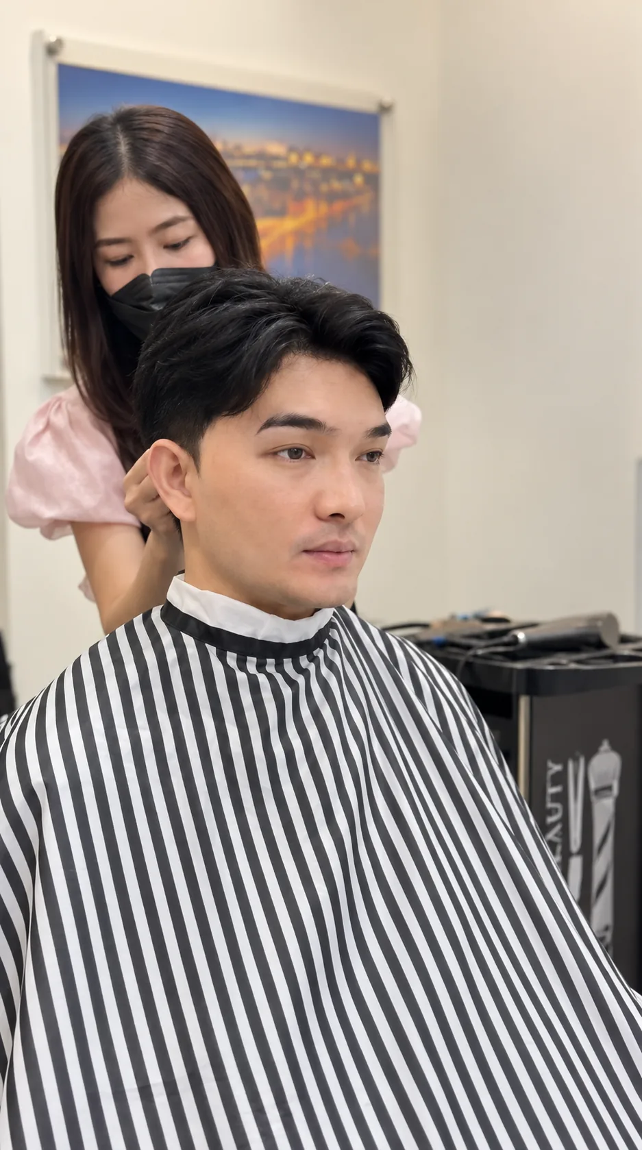 ช่างมนของร้านวิกผมผู้ชาย Wewigs Pro เก็บทรงด้านหลังให้ลูกค้าชายที่ใส่วิกผมแท้และตัดแต่งทรงเสร็จแล้ว ที่จรัญสนิทวงศ์ 77
