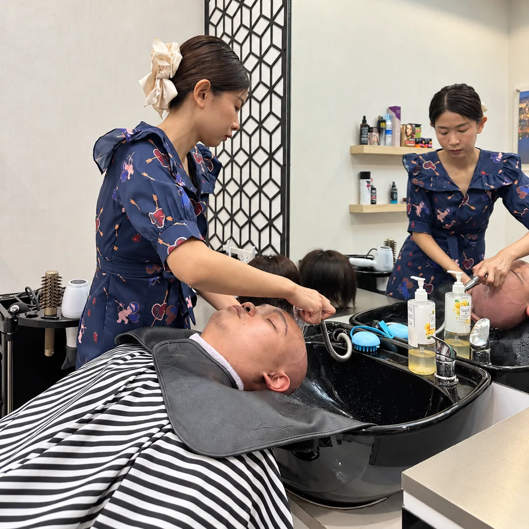 ช่างของร้านวิกผมผู้ชาย Wewigs Pro สระผมให้ลูกค้าผู้ชายที่อ่างสระในห้อง VIP ส่วนตัว จรัญสนิทวงศ์ 77
