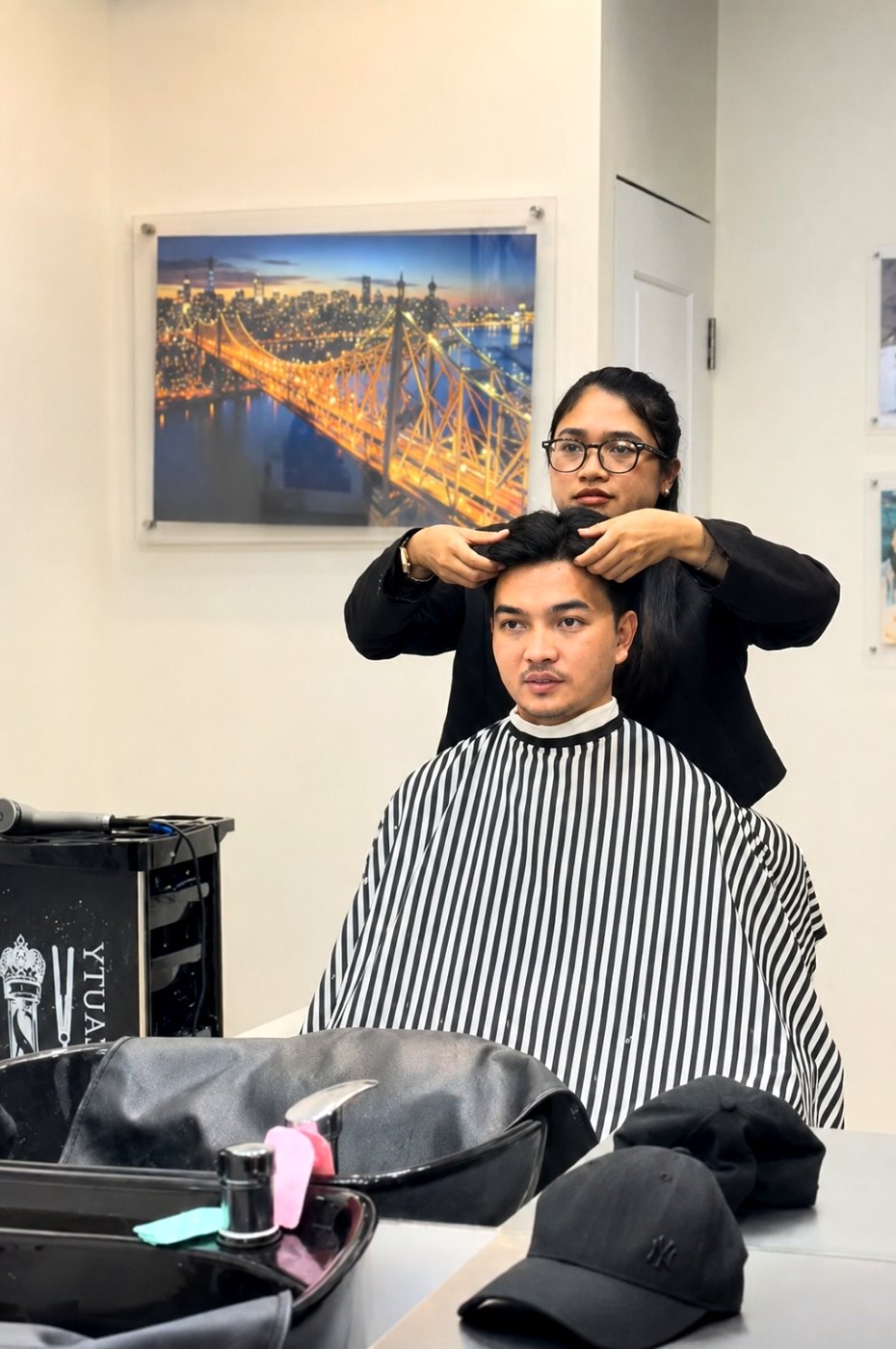 คุณเบียร์ ที่ปรึกษาด้านวิกผมของร้าน Wewigs Pro กำลังสวมวิกผมชายให้ลูกค้าและจัดแนวไรผม