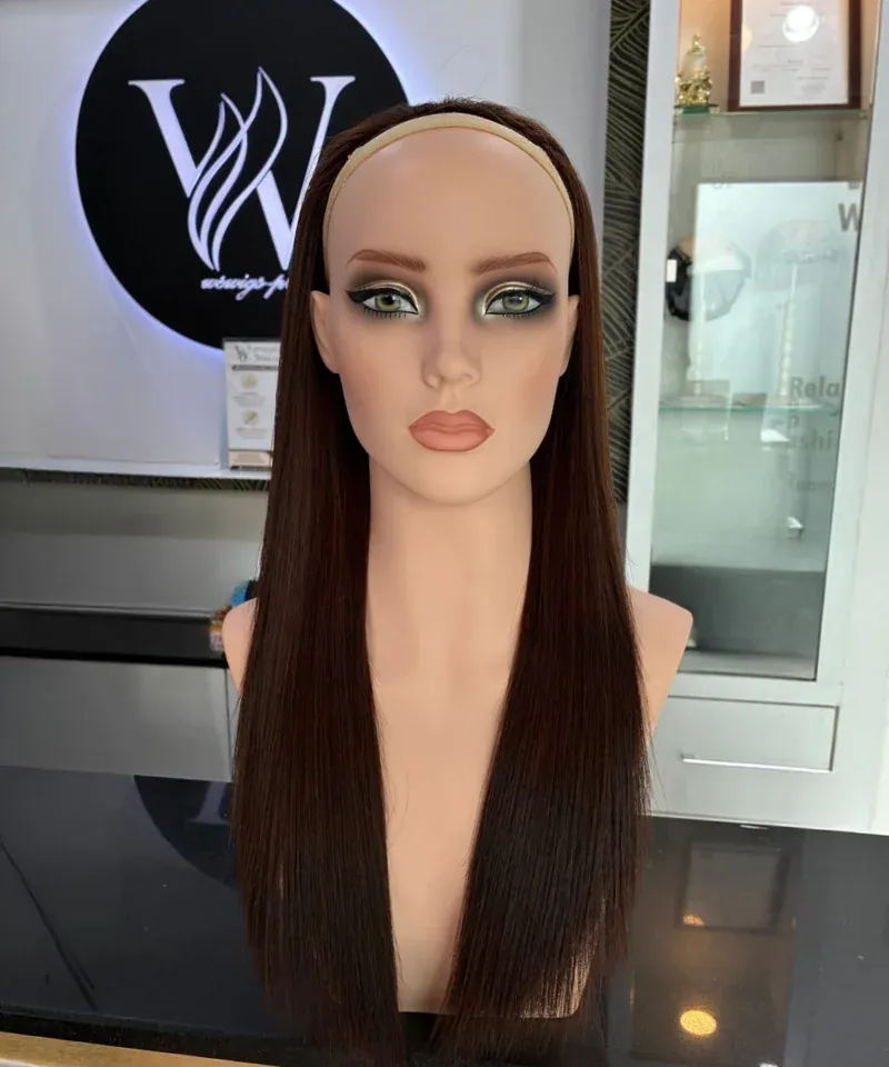 วิกผมแท้ผู้หญิงทรงยาวตรงบนหุ่นที่หน้าร้าน Wewigs Pro